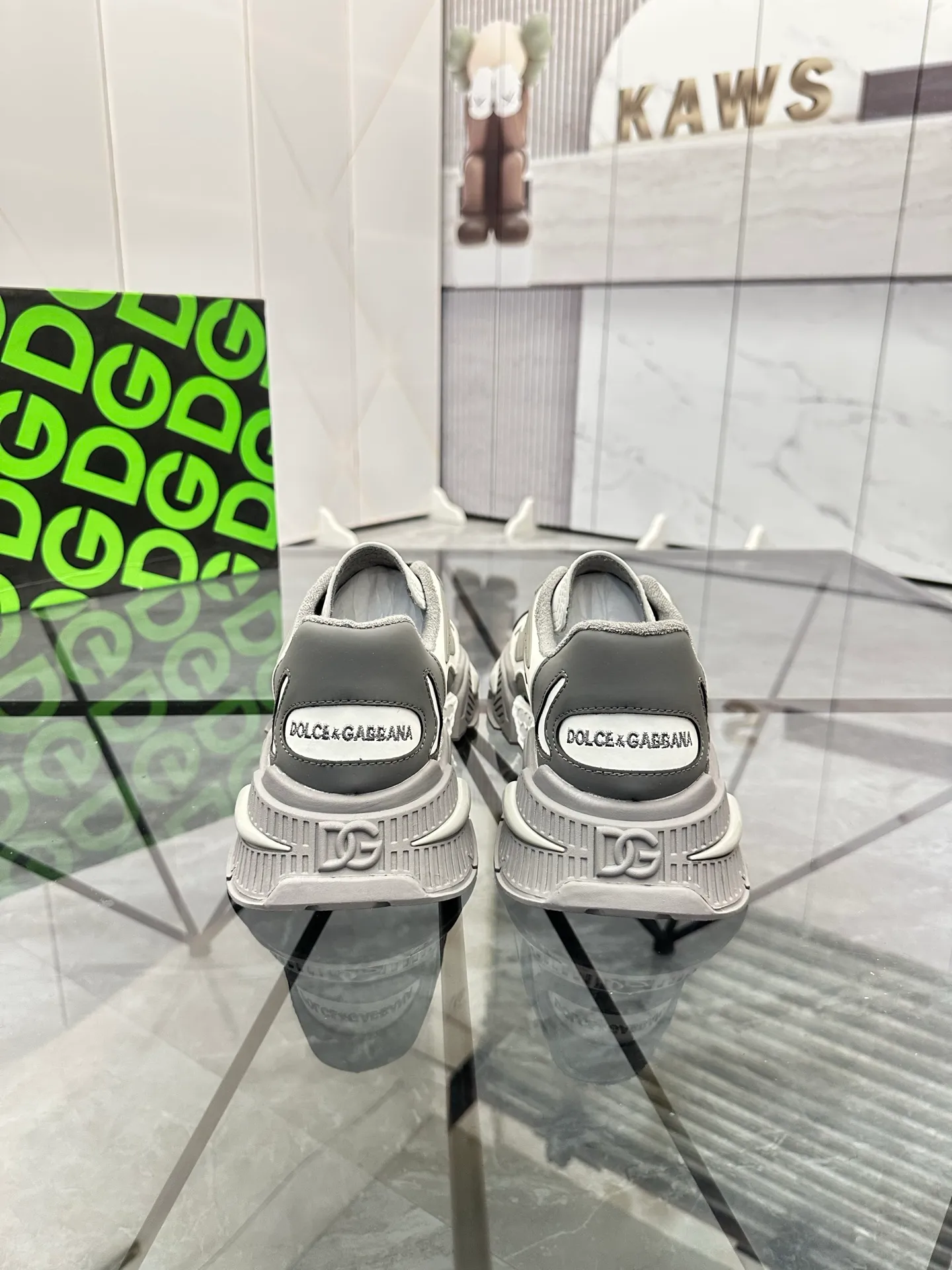 Men's shoes: 💰P560¥ Product trademark: DG "Dolce & Gabbana" low-top casual shoes Regular size: 35-44 (can be customized to 45.46) Couple style Product materials: Upper imported cowhide stitching original material, breathable lining, original outsole. Number: 803